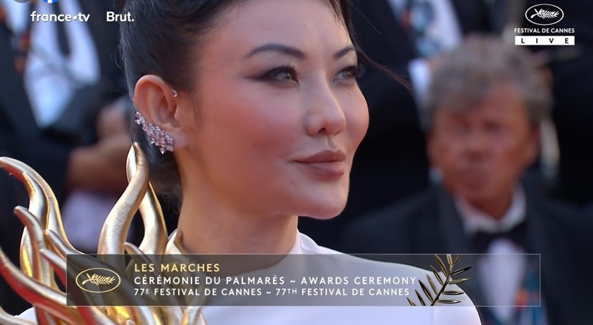 النجوم يتوافدون على السجادة الحمراء في حفل ختام مهرجان "كان" السينمائي الـ77