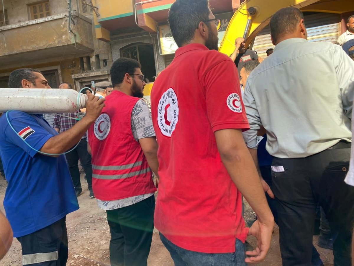 عقار ميت غمر المنهار.. «الهلال الأحمر» يشارك في البحث عن ناجين تحت الأنقاض | صور