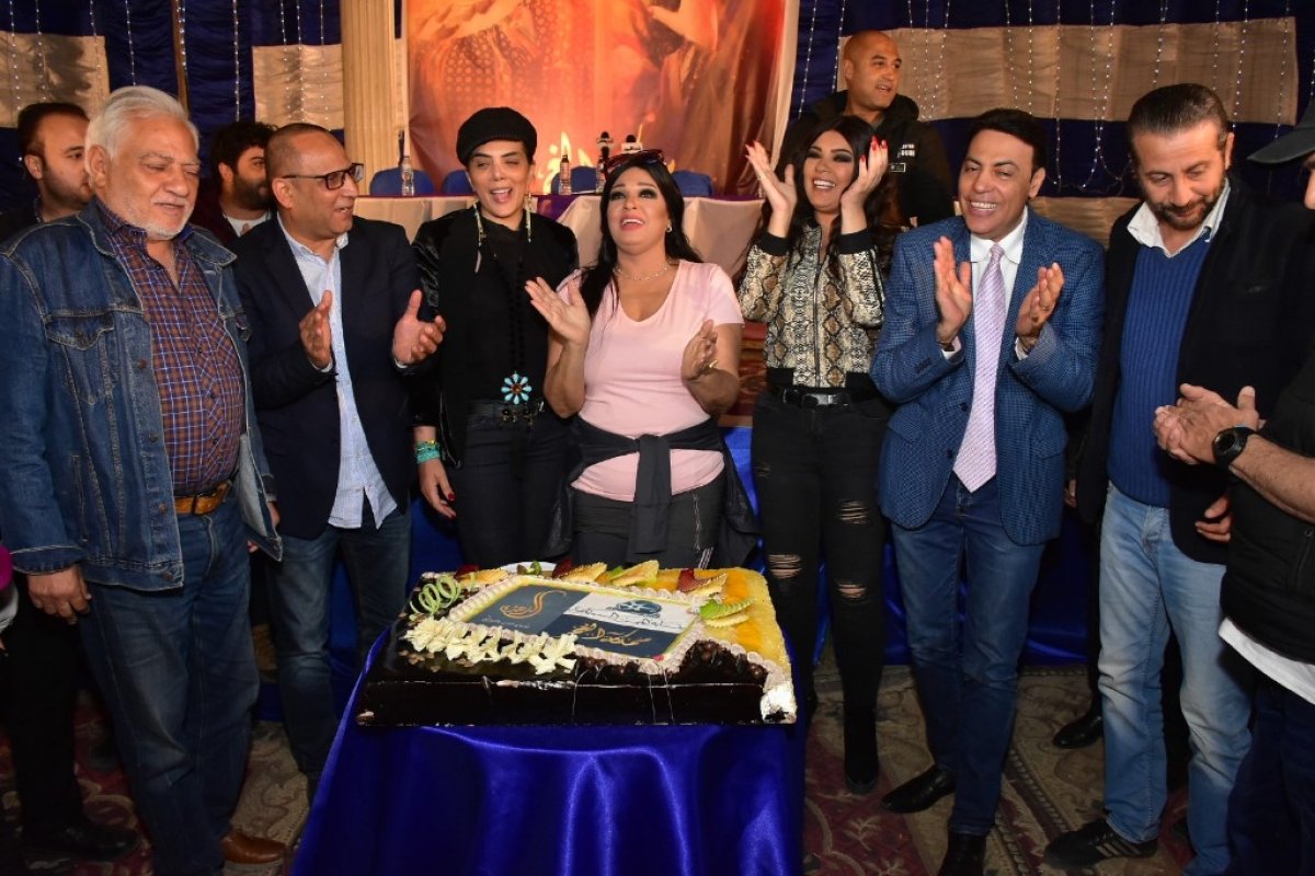 صناع مسلسل مملكة الغجر" يحتفلون بعيد ميلاد فيفي عبده.