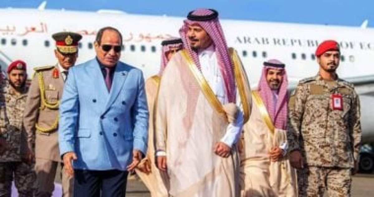الرئيس السيسي يستهل زيارته للأراضى المقدسة بالصلاة فى المسجد النبوى الشريف