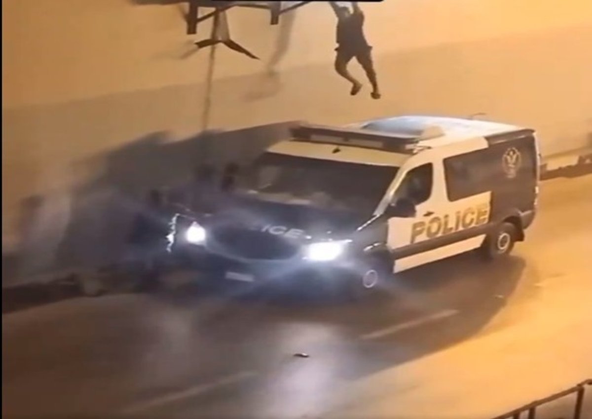 حرصًا على حياته.. الشرطة تساعد لصًا بالنزول على سيارتها أثناء سرقة كشافات نفق بالإسماعيلية