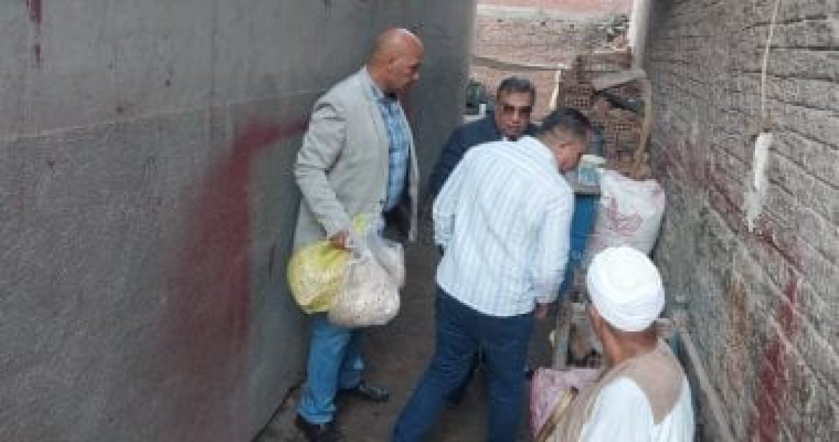 محافظ الدقهلية يأمر بمصادرة كميات من الخبز مع شخص أثناء جولة بأجا.
