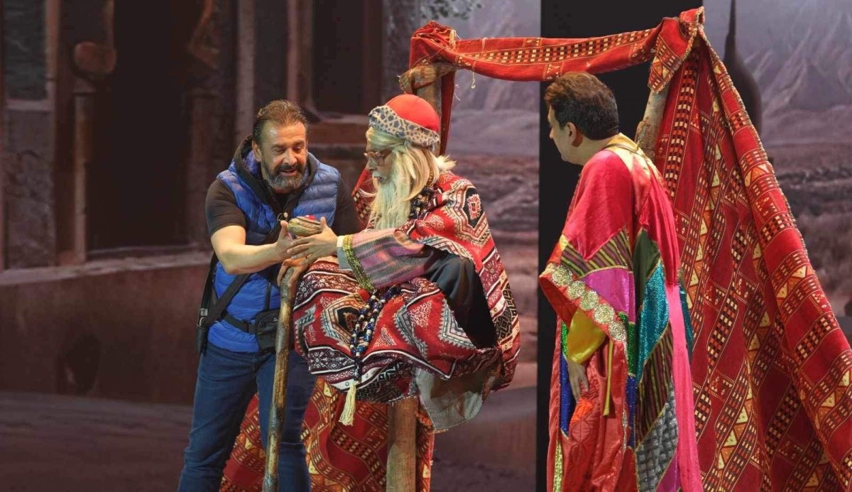 في أول يوم عرض بجدة.. مسرحية "السندباد" لكريم عبد العزيز ونيللي كريم ترفع شعار "كامل العدد" 
