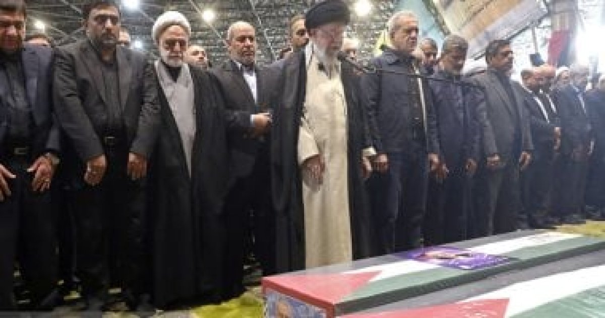 خامنئى يؤم صلاة الجنازة على هنية وانطلاق النعش وسط حشود جماهيرية