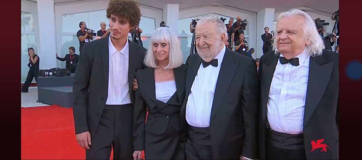 النجوم يتوافدون على السجادة الحمراء في ختام مهرجان فينيسيا السينمائي الدولي