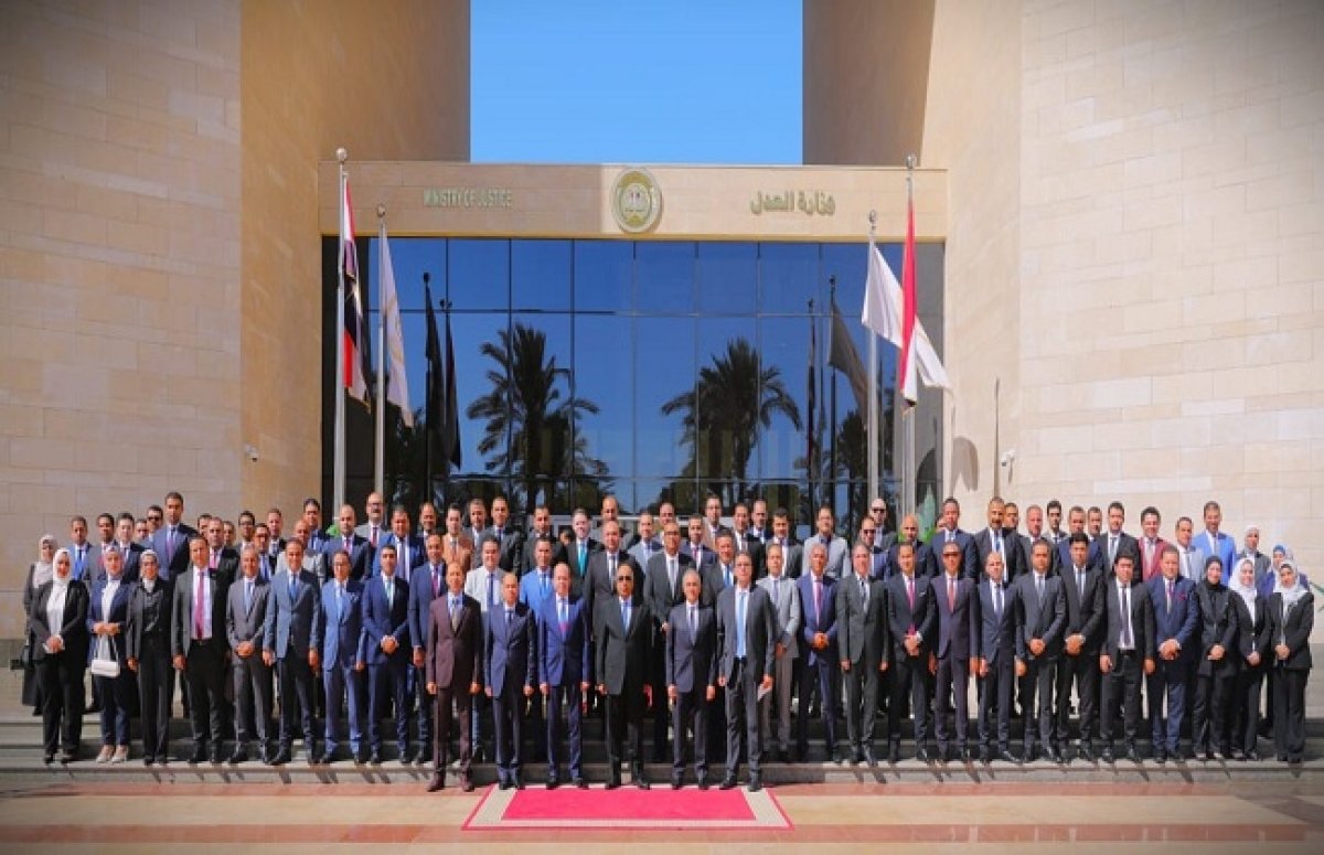 وزير العدل يجتمع بمسؤولي قطاع المطالبات القضائية بجميع المحاكم