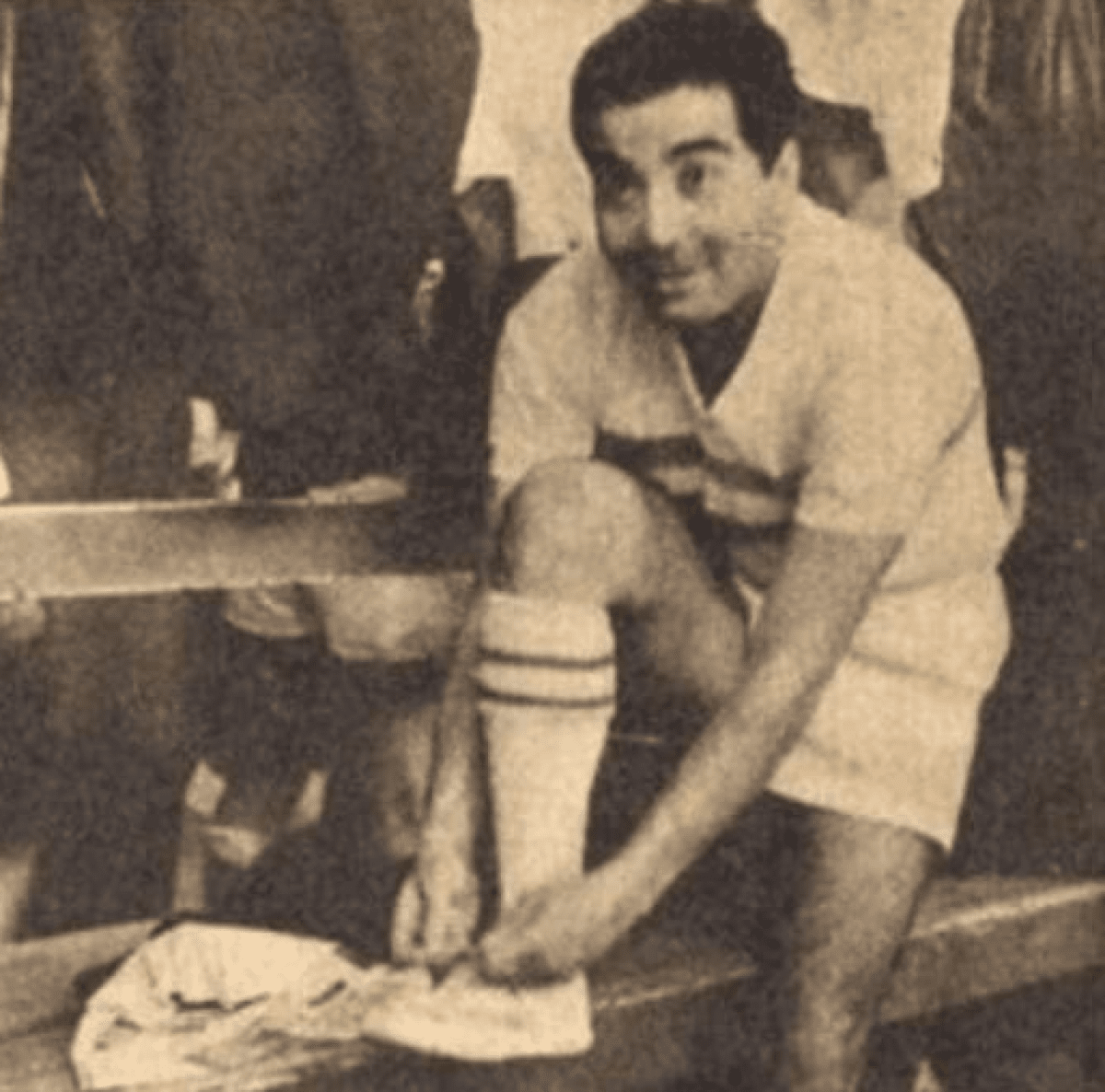 شمس البارودي ترافق جثمان زوجها الراحل حسن يوسف لأداء صلاة الجنازة