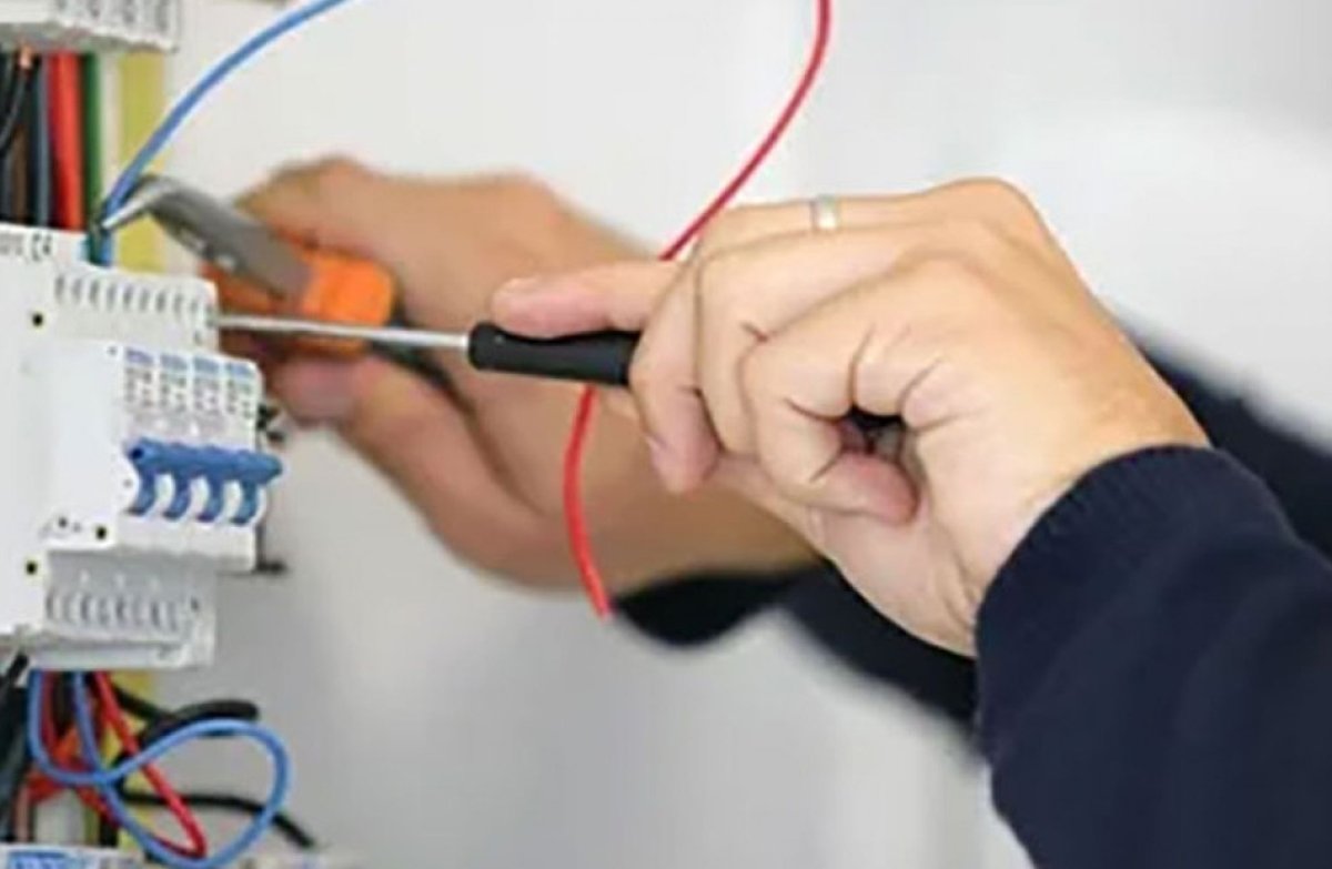 خلال يومين.. ضبط 16011 قضية سرقة كهرباء ومخالفات شروط التعاقد