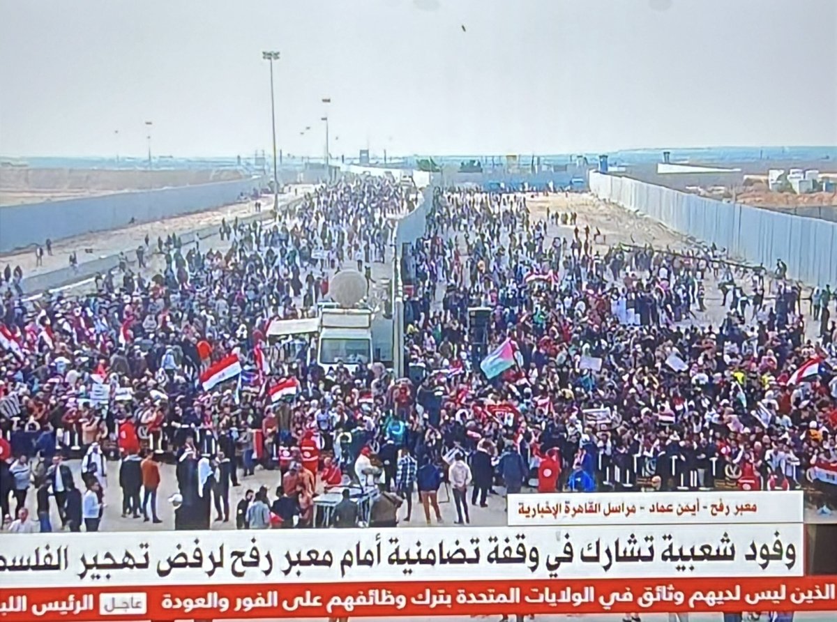 «كلنا معاك» و«شعب مصر وراك يا ريس».. أبرز رسائل الوفود الشعبية من أمام معبر رفح