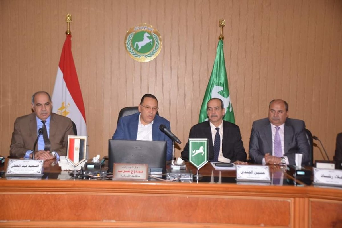 محافظ الشرقيه يجتمع مع رؤساء المراكز و المدن و الأحياء