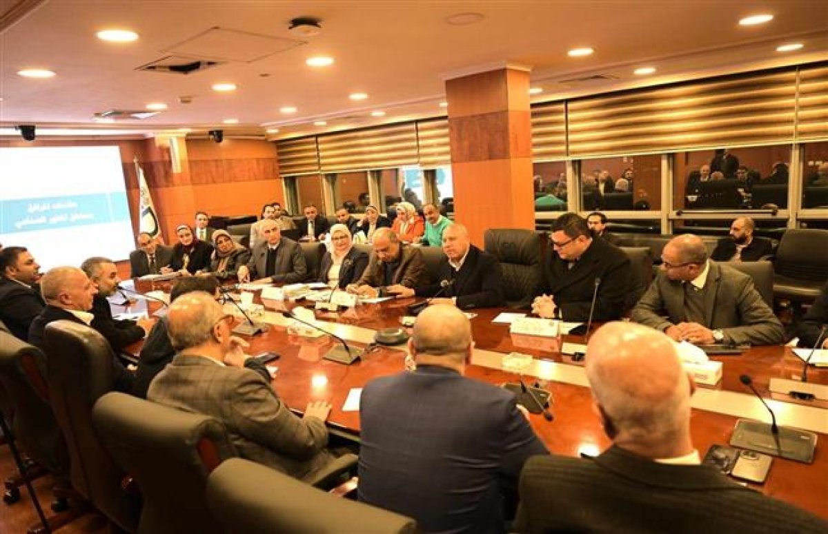 وزير الصناعة يبحث مع وزيري الكهرباء والإسكان آليات وضوابط تنظيم عمل المطورين الصناعيين