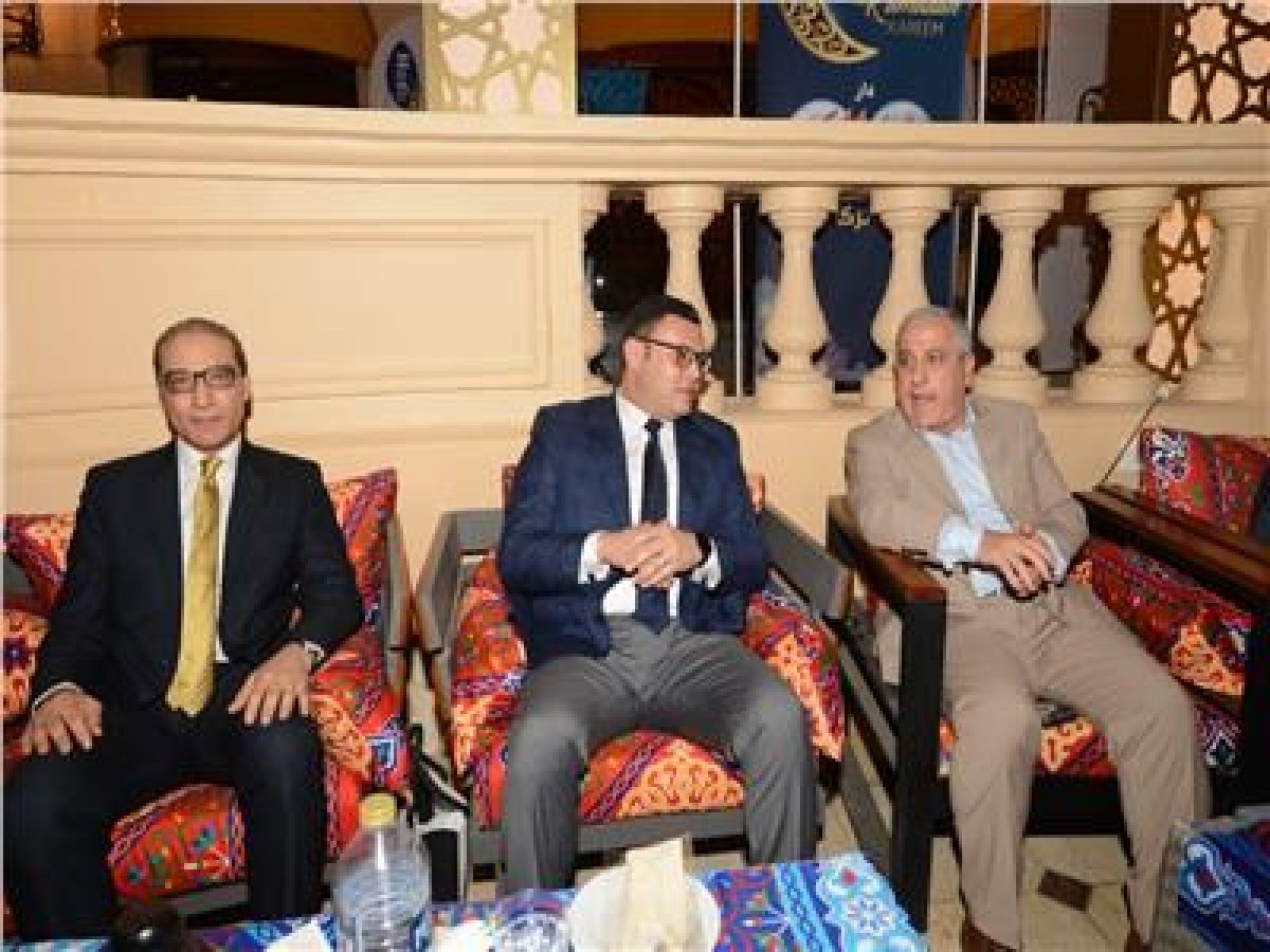 وزير الإسكان ورئيس الوطنية للصحافة ورجال الأعمال بحفل سحور «أخبار اليوم»