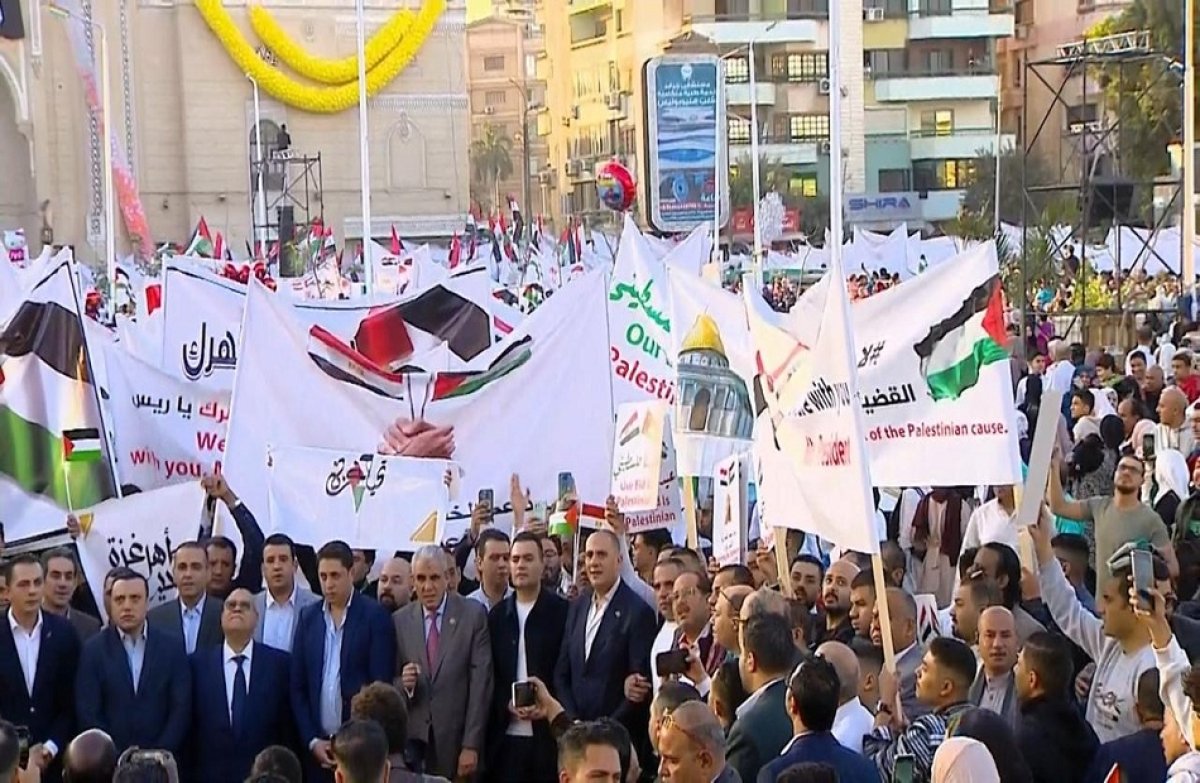 باللافتات العربية والإنجليزية.."الاستعلامات": المصريون يدعمون موقف القيادة السياسية ضد تهجير الفلسطينيين