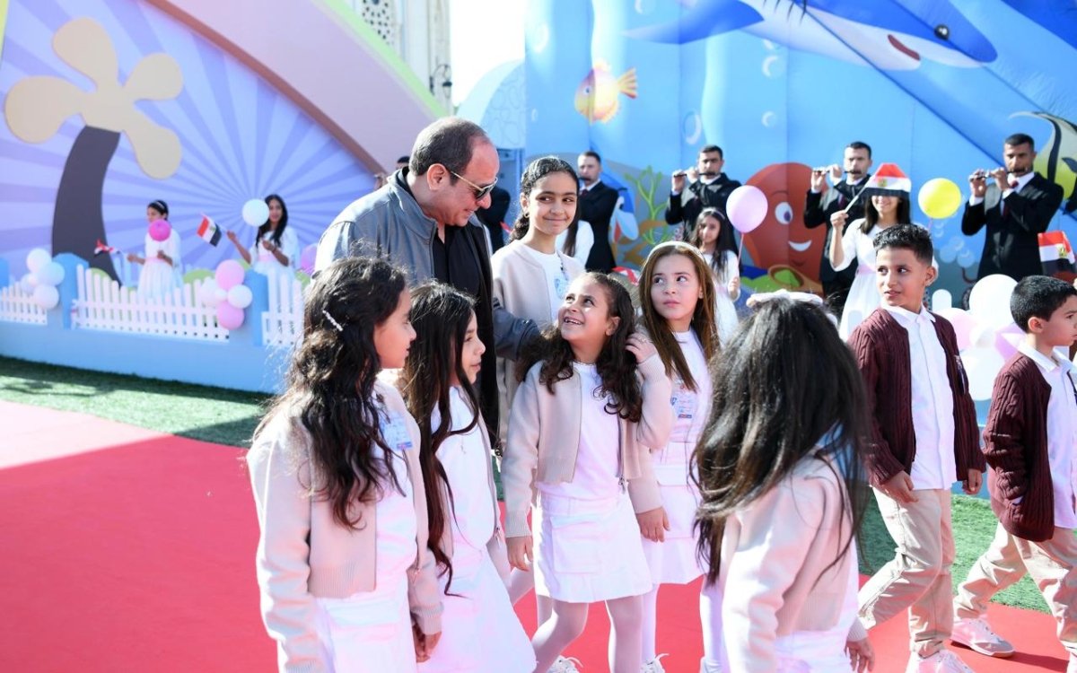 الرئيس السيسي يشارك أبناء الشهداء احتفال عيد الفطر وتوزيع الألعاب على الأطفال