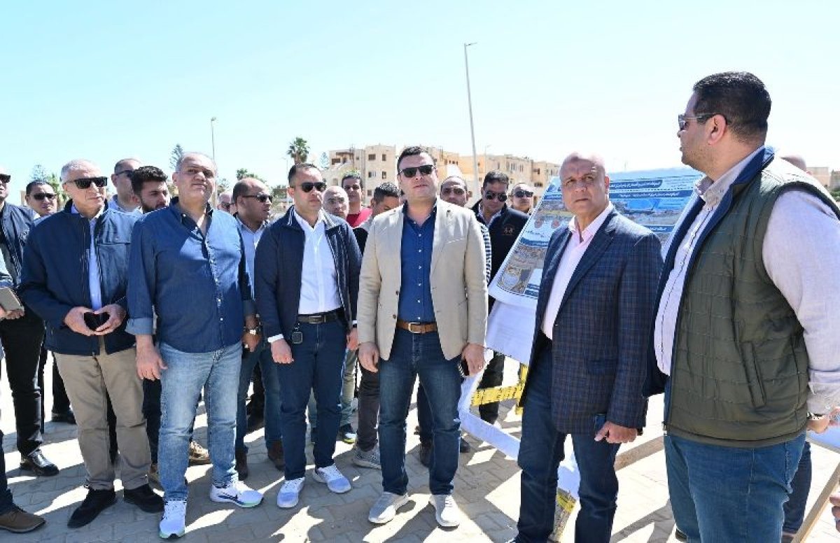 وزير الإسكان يتفقد أعمال رفع كفاءة طريق الازدواج وإنشاء سور منطقة الشانزلزيه والبوغاز الرئيسي