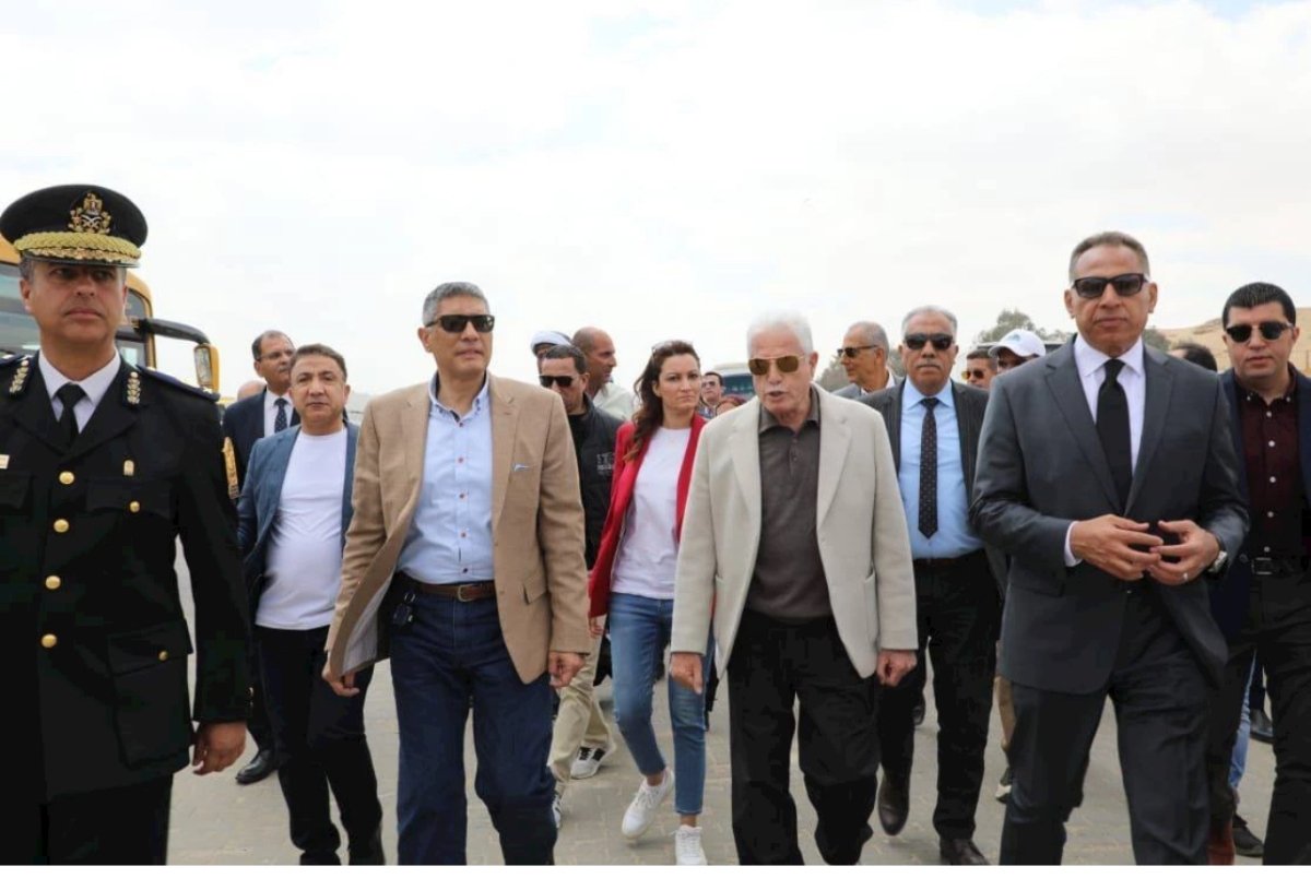 مستشار رئيس الجمهورية ومحافظ الجيزة يتابعان التشغيل التجريبي لتطوير المنطقة الأثرية بالأهرامات