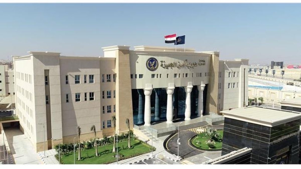 مدرية امن الجيزة تنجح فى القبض على سائق تاكسي، لاتهامه بسرقة متعلقات راكبين أثناء توصيلهما بحدائق أكتوبر