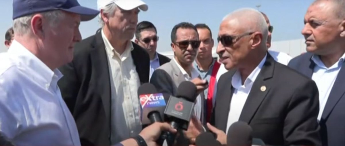 وفد من مجلس الشيوخ الأمريكي يتفقد المركز اللوجستي للمساعدات التابع للهلال الأحمر المصري