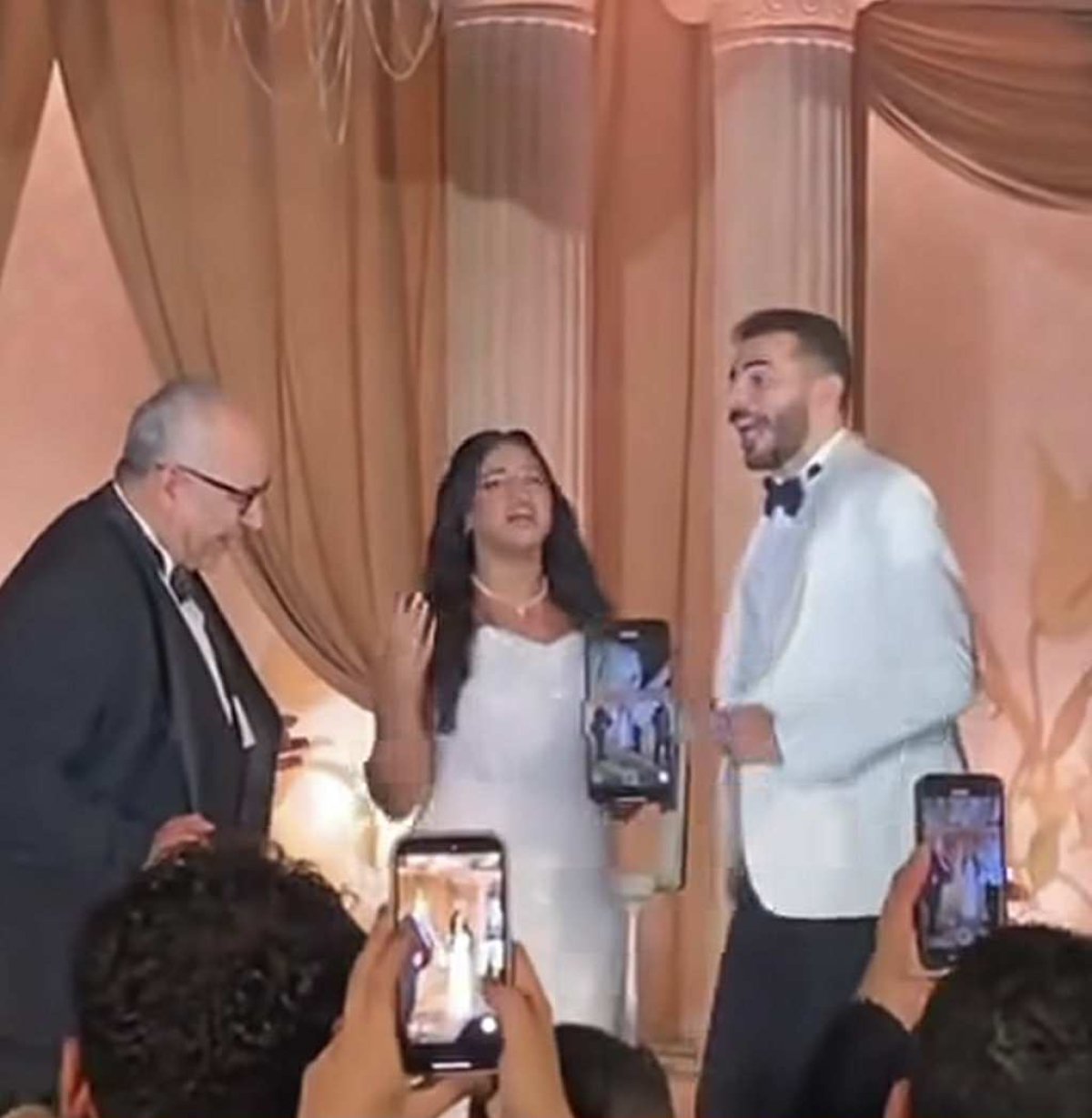 حضور المقربين.. بيومي فؤاد يحتفل بزفاف نجله محمد