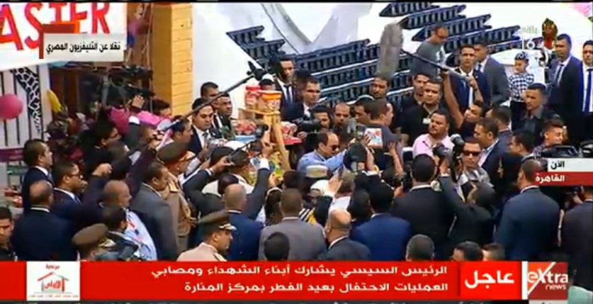 السيسى يوزع الهدايا على أبناء شهداء الجيش والشرطة فى احتفالية العيد
