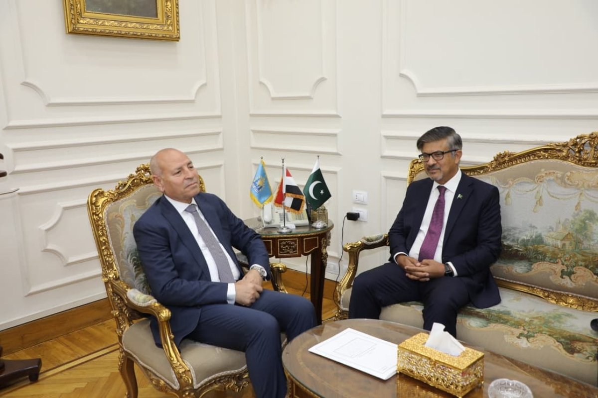 محافظ القاهرة يبحث سبل التعاون مع سفير باكستان