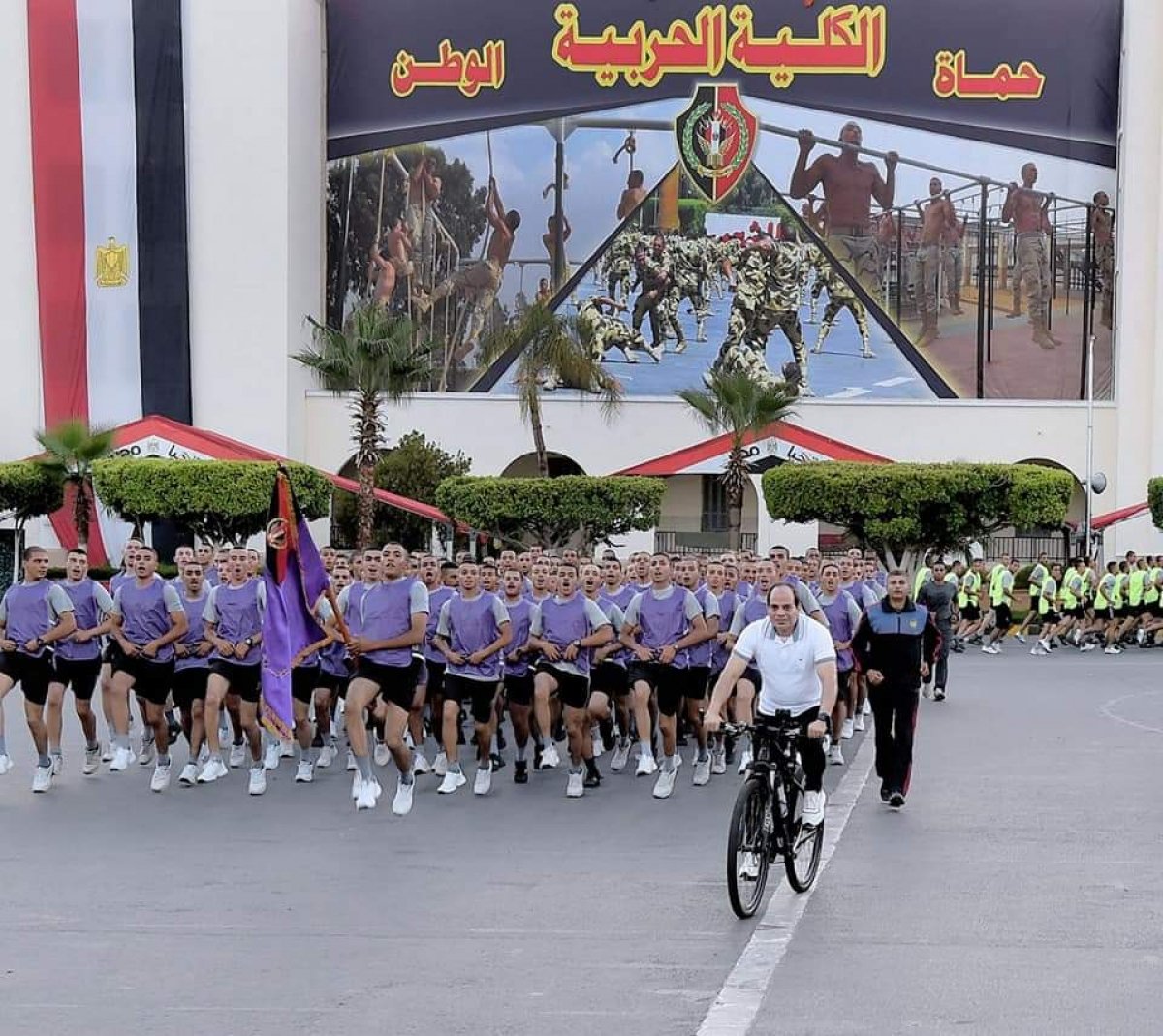 الرئيس عبدالفتاح السيسي يؤكد على إعداد جيل جديد من القادة والمقاتلين مسلح بالقدرات البدنية والعلمية والمهارات القتالية العالية