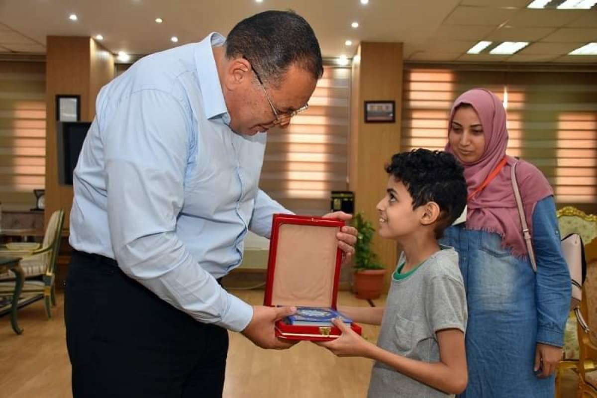 محافظ الشرقية يستقبل طفل مريض بالسرطان ويهديه نسخة من كتاب الله ويوجه بتقديم أوجه الرعاية الصحية والإجتماعية له ولأسرته 