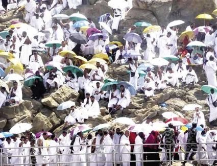  الأمطار تستقبل حجاج بيت الله الحرام في منى بعد عرفات لليوم الثاني على التوالي..