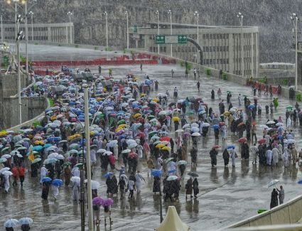 "الصحة" تدعو الحجاج إلى توخي الحذر.. وتؤكد جاهزيتها لأي حالات إسعافية مع الحالة المطرية