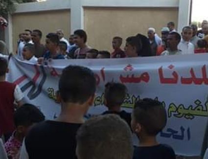 وقفة لأهالى الفيوم يتبرأون من منفذ حادث معهد الأورام وينددون بإرهاب الإخوان