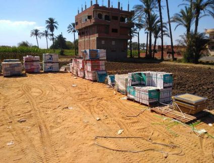 محافظ الشرقية يأمر بإزالة شونة سيراميك مقامة بالمخالفة علي الأرض الزراعية بطريق ديرب نجم / القنايات