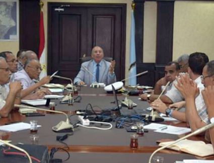 محافظ البحر الأحمر يبحث الموقف التنفيذي لمناطق التطوير الحضري في الغردقة مع المعنيين