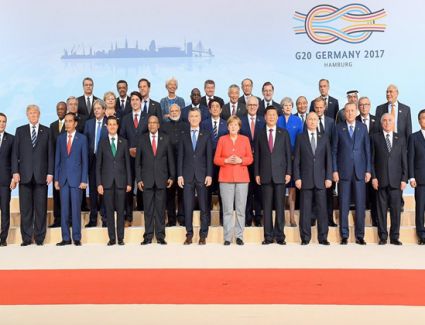 هبوط اضطراري لميركل.. وحرب تجارية مع الصين.. ولقاء ضائع بين بوتين وترامب