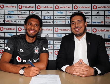 محمد الننى يرتدى قميص بشكتاش لأول مرة