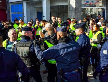 من الإليزيه إلى الشانزلزيه.. دقت ساعة الحقيقة بين ماكرون وأصحاب السترات الصفراء