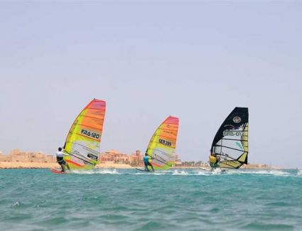 بالصور.. شواطئ خليج «أبو سومة» بالبحر الأحمر تجذب هواة ركوب الأمواج