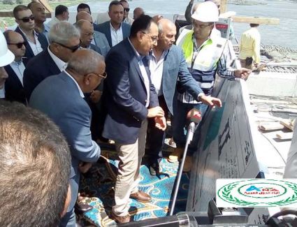 رئيس الوزراء يتفقد محور كوبري سمالوط في مستهل زيارته للمنيا