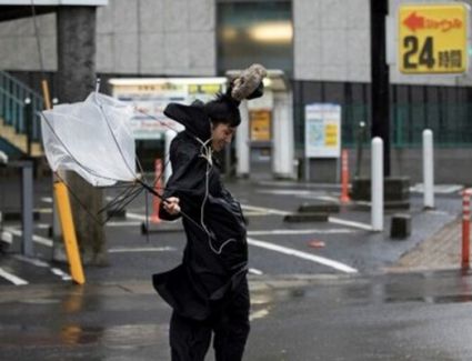 إعصار عنيف يضرب طوكيو ورياح عاتية وأمطار غزيرة