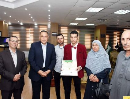 محافظ الشرقية يُكرم أول الثانوية العامة بمدرسة النور للمكفوفين بمنحه مكافأة مالية وشهادة تقدير