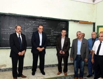 بعلمي الجمهورية والشرقية طلاب مدرسة الزقازيق الثانوية العسكرية يستقبلون محافظ الشرقية