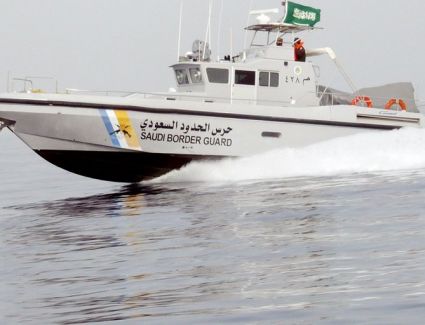 حرس الحدود: ربان الناقلة الإيرانية أبلغنا بتعرضها لكسر تسبب بتسرب نفطي