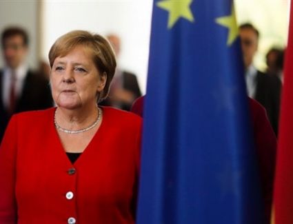 ماكرون وميركل يجتمعان قبل يوم واحد من قمة الاتحاد الأوروبي