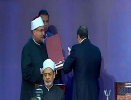 وزير الأوقاف يسلم السيسى هدية تذكارية فى احتفالية المولد النبوى