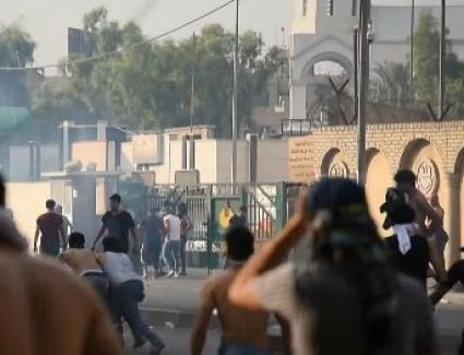 متظاهرون يغلقون مدخل ميناء أم قصر جنوبي العراق بعد إعلان استئناف العمل به