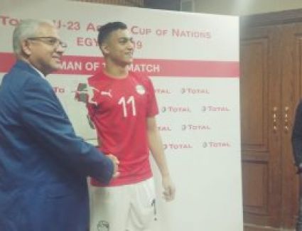  لقب رجل مباراة الفراعنة اللاعب مصطفى محمد مهاجم المنتخب الأوليمبي Title Man of the match Pharaohs player Mustafa Mohamed Olympic team