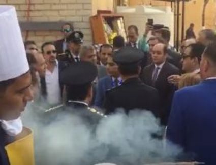 سجناء يعملون في مجال طهي المأكولات وإعداد وجبات إضافية، لمن يرغب في شرائها من السجناء