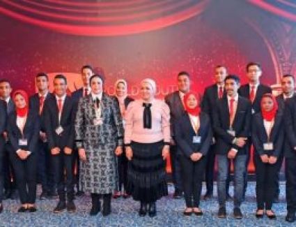 انتصار السيسى: حرصت اليوم على استقبال أولادي من مدرسة الأمل للصم