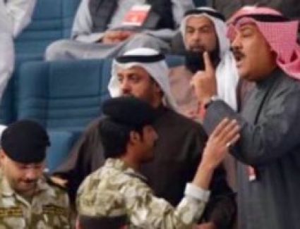 شاهد اشتباكات وعراك بالأيدى بين نواب مجلس الأمة الكويتى