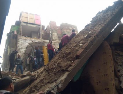 لقيت طفلة مصرعها وأصيبت سيدة، في حادث انهيار أسقف عقار قديم مكون من أربعة طوابق