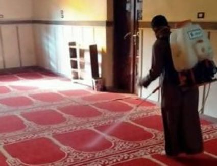 مسافات 1.5 متر بين المصلين وارتداء كمامة.. 10 ضوابط لفتح المساجد